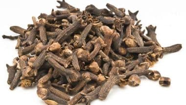 Benefits of Cloves: рдЧрд░реНрдореА рдореЗрдВ рд▓реМрдВрдЧ рдЦрд╛рдиреА рдЪрд╛рд╣рд┐рдП рдпрд╛ рдирд╣реАрдВ? рдЬрд╛рдиреЗрдВ рдлрд╛рдпрджреЗ, рдиреБрдХрд╕рд╛рди рдФрд░ рдЗрд╕реНрддреЗрдорд╛рд▓ рдХрд╛ рд╕рд╣реА рддрд░реАрдХрд╛